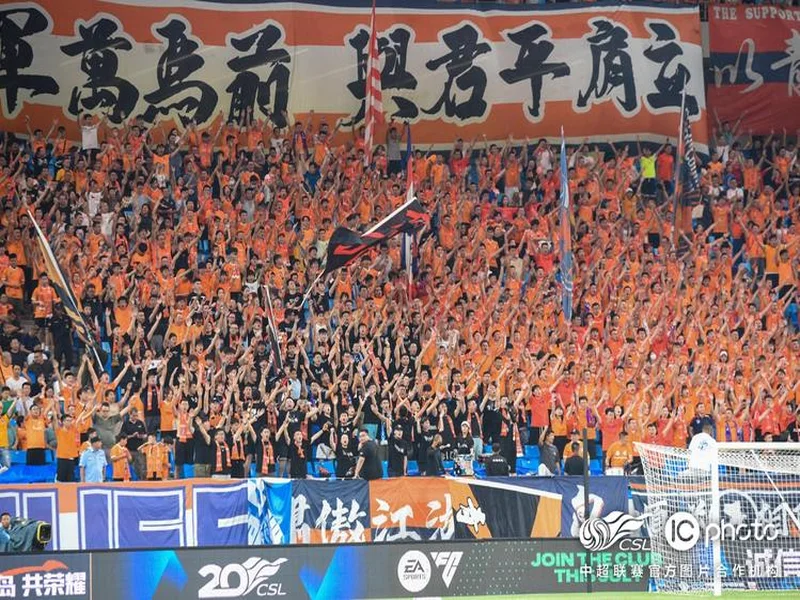 亚泰出征青岛准备赛季收官战 球迷助威歌声为子弟兵加油